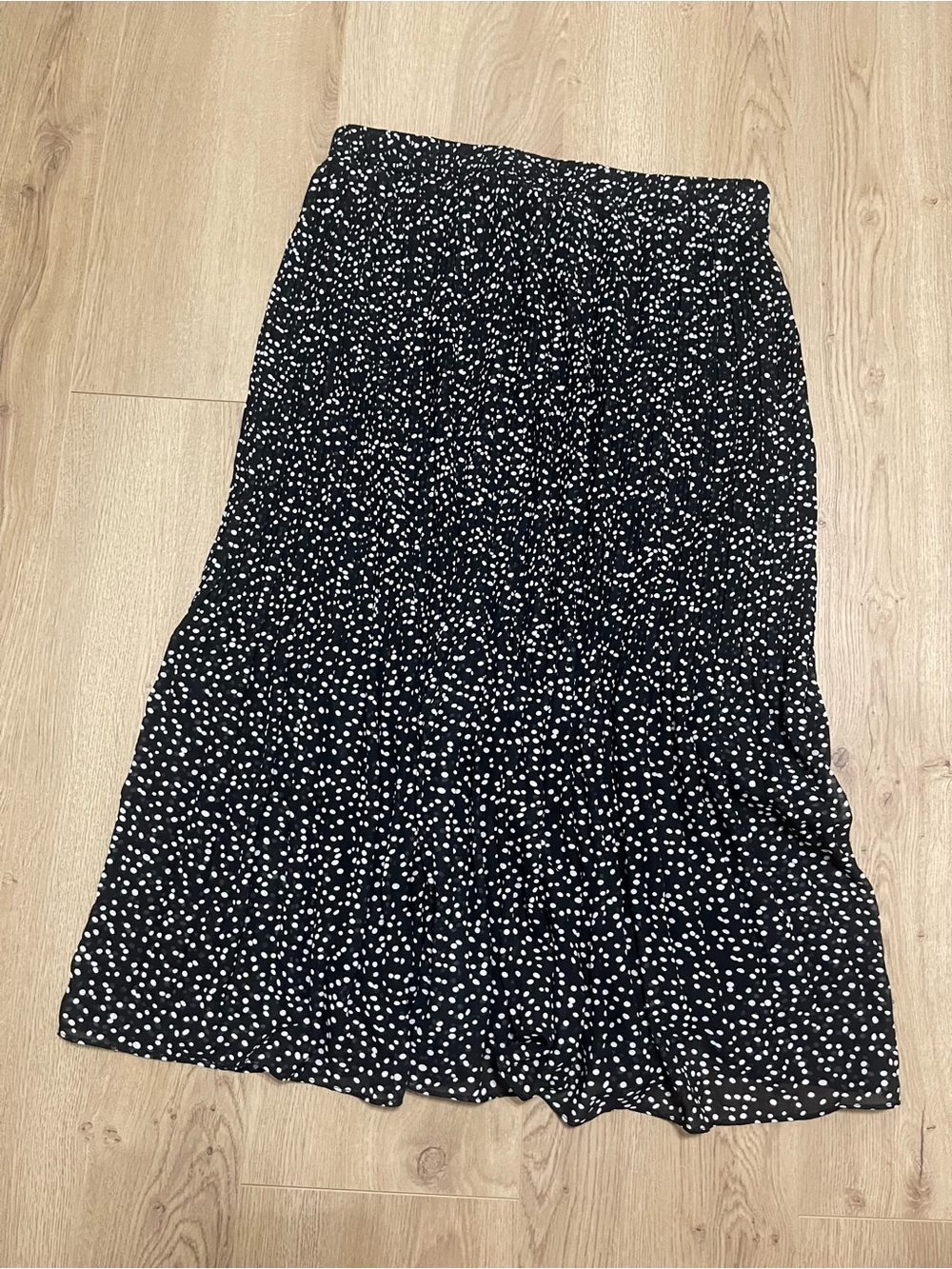 Black and White Polka Dot Pleated Skirt (M)